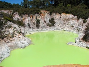 Озеро зеленого цвета