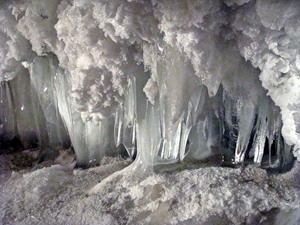 Кунгурская Ледяная пещера - сосульки-сталактиты