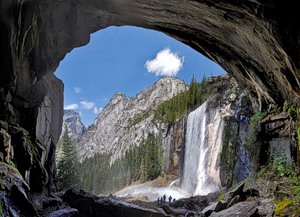 Водопад Vernal Fall из-под арки около него